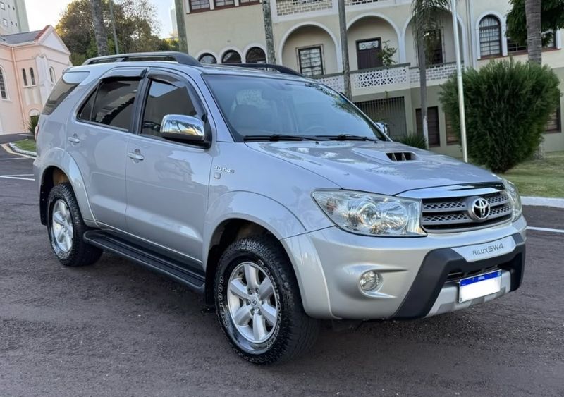 Toyota HILUX SW4 3.0 SRV 4X4 7 LUGARES 16V TURBO INTERCOOLER DIESEL 4P AUTOMÁTICO 2010/2010 CAMINHÕES & CAMIONETAS PASSO FUNDO / Carros no Vale