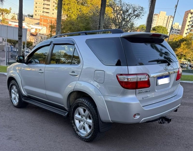 Toyota HILUX SW4 3.0 SRV 4X4 7 LUGARES 16V TURBO INTERCOOLER DIESEL 4P AUTOMÁTICO 2010/2010 CAMINHÕES & CAMIONETAS PASSO FUNDO / Carros no Vale
