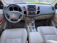 Toyota HILUX SW4 3.0 SRV 4X4 7 LUGARES 16V TURBO INTERCOOLER DIESEL 4P AUTOMÁTICO 2010/2010 CAMINHÕES & CAMIONETAS PASSO FUNDO / Carros no Vale