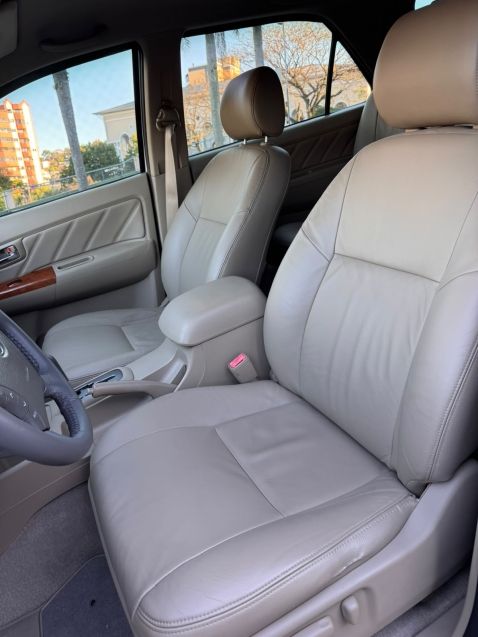 Toyota HILUX SW4 3.0 SRV 4X4 7 LUGARES 16V TURBO INTERCOOLER DIESEL 4P AUTOMÁTICO 2010/2010 CAMINHÕES & CAMIONETAS PASSO FUNDO / Carros no Vale
