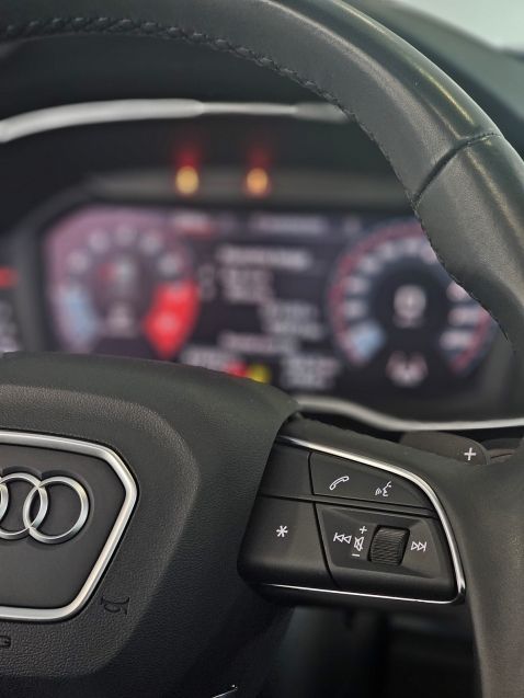 Audi Q3 2.0 40 TFSI GASOLINA ANNIVERSARY EDITION QUATTRO TIPTRONIC 2023/2024 CARRO DEZ NOVO HAMBURGO / Carros no Vale Audi Q3 2.0 40 TFSI GASOLINA ANNIVERSARY EDITION QUATTRO TIPTRONIC 2023/2024 CARRO DEZ NOVO HAMBURGO / Carros no Vale