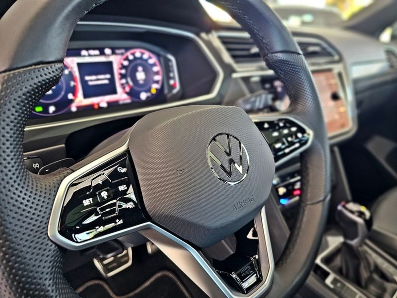 Volkswagen TIGUAN 2.0 300 TSI GASOLINA ALLSPACE R-LINE AUTOMÁTICO 2024/2024 CARRO DEZ NOVO HAMBURGO / Carros no Vale Volkswagen TIGUAN 2.0 300 TSI GASOLINA ALLSPACE R-LINE AUTOMÁTICO 2024/2024 CARRO DEZ NOVO HAMBURGO / Carros no Vale