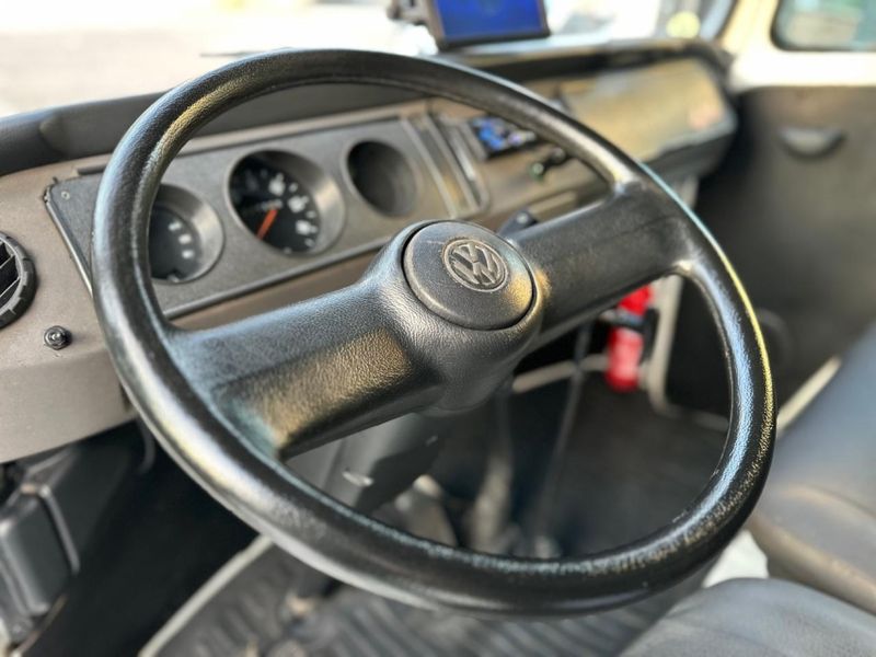 Volkswagen KOMBI 1.6 MI STD LOTAÇÃO 8V GASOLINA 3P MANUAL 2003/2003 CARRO AUTOMARCAS CAXIAS DO SUL / Carros no Vale Volkswagen KOMBI 1.6 MI STD LOTAÇÃO 8V GASOLINA 3P MANUAL 2003/2003 CARRO AUTOMARCAS CAXIAS DO SUL / Carros no Vale