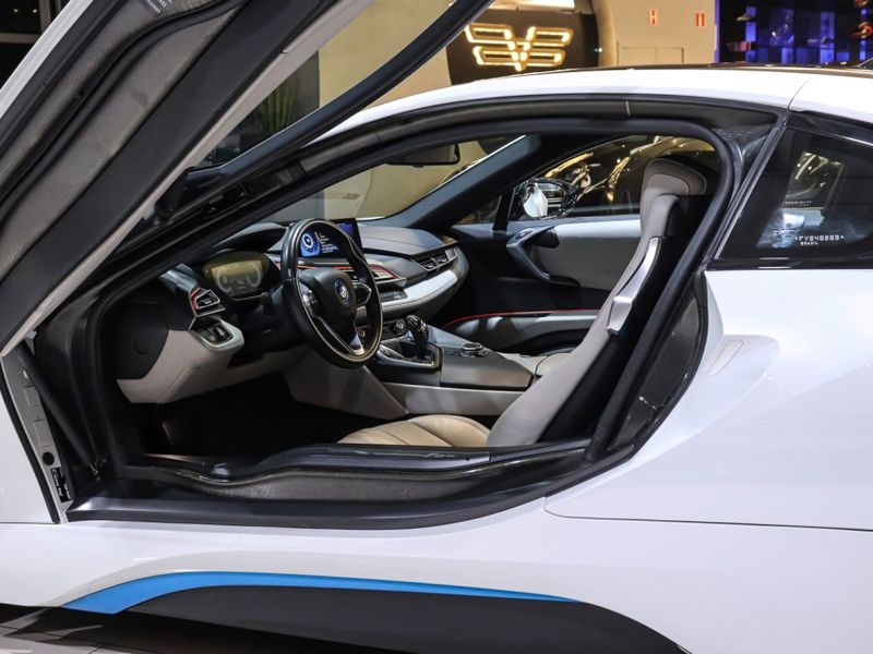 BMW I8 1.5 12V HYBRID EDRIVE AUTOMÁTICO 2014/2015 VIA BELLA VEÍCULOS ESPECIAIS CAXIAS DO SUL / Carros no Vale
