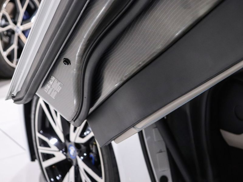 BMW I8 1.5 12V HYBRID EDRIVE AUTOMÁTICO 2014/2015 VIA BELLA VEÍCULOS ESPECIAIS CAXIAS DO SUL / Carros no Vale