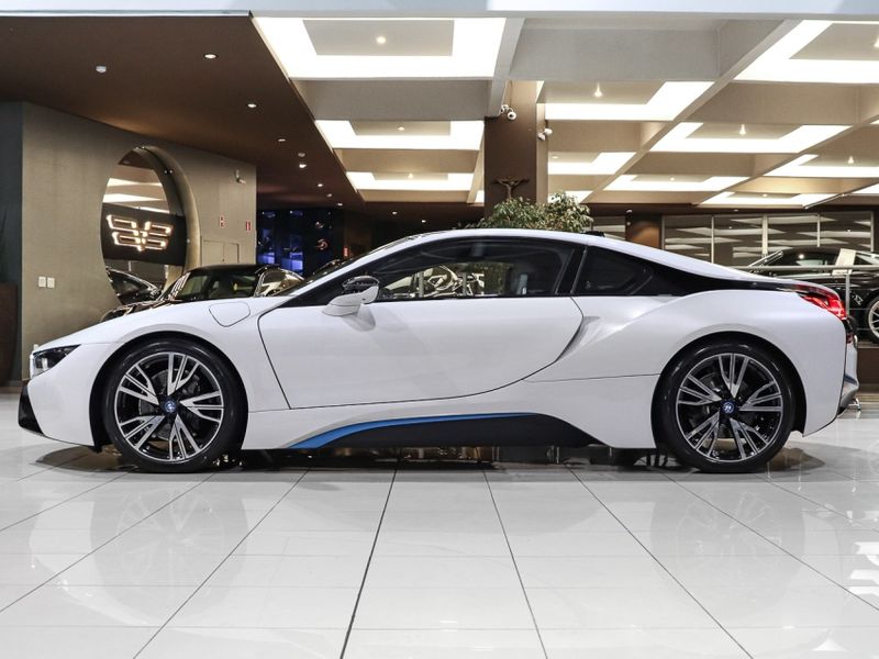 BMW I8 1.5 12V HYBRID EDRIVE AUTOMÁTICO 2014/2015 VIA BELLA VEÍCULOS ESPECIAIS CAXIAS DO SUL / Carros no Vale