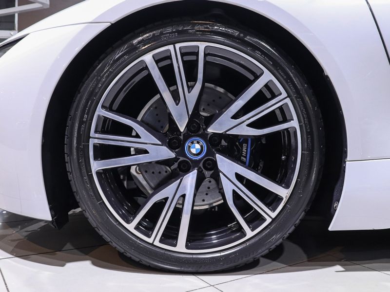 BMW I8 1.5 12V HYBRID EDRIVE AUTOMÁTICO 2014/2015 VIA BELLA VEÍCULOS ESPECIAIS CAXIAS DO SUL / Carros no Vale