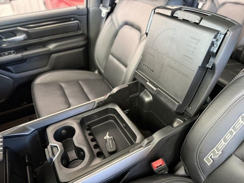 Dodge RAM RAM 1500 REBEL CD 5.7 V8 HEMI 4X4 AT8 (RESERVADA) 2022 SÓ MOTOS E AUTOMÓVEIS SANTA CRUZ DO SUL / Carros no Vale Dodge RAM RAM 1500 REBEL CD 5.7 V8 HEMI 4X4 AT8 (RESERVADA) 2022 SÓ MOTOS E AUTOMÓVEIS SANTA CRUZ DO SUL / Carros no Vale