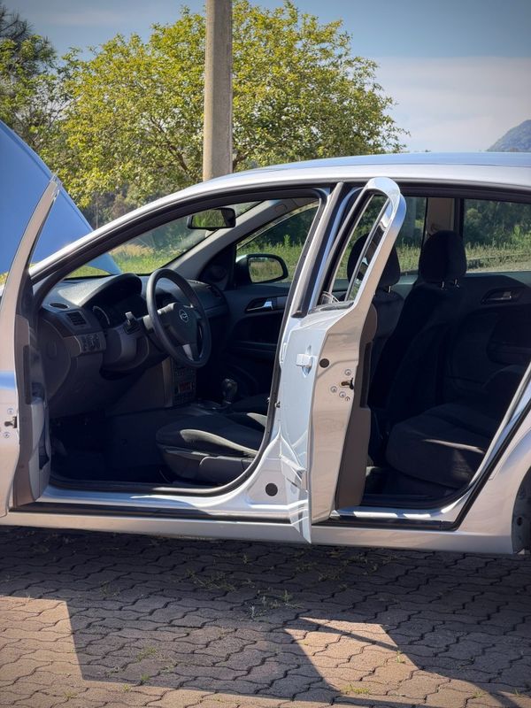 Chevrolet VECTRA GT 2.0 2010 NEUMANN VEÍCULOS ARROIO DO MEIO / Carros no Vale Chevrolet VECTRA GT 2.0 2010 NEUMANN VEÍCULOS ARROIO DO MEIO / Carros no Vale