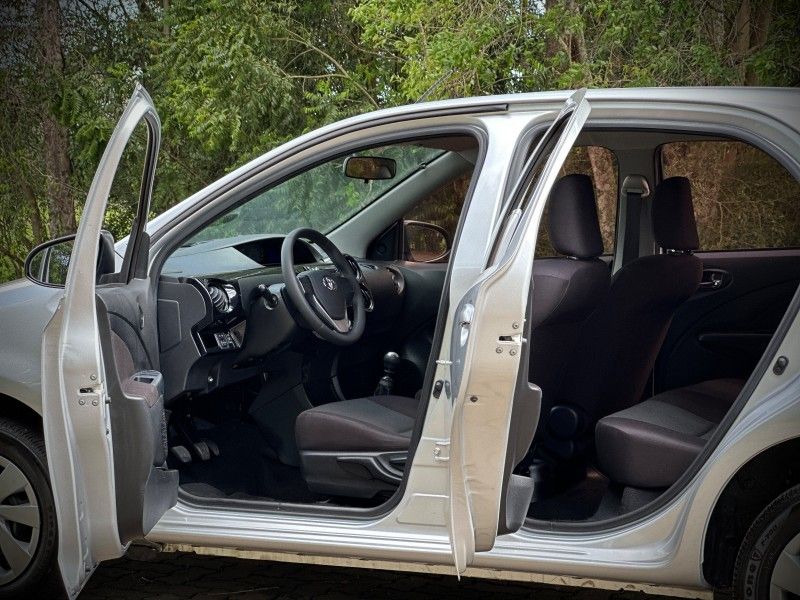 Toyota ETIOS X 1.3 2017 NEUMANN VEÍCULOS ARROIO DO MEIO / Carros no Vale Toyota ETIOS X 1.3 2017 NEUMANN VEÍCULOS ARROIO DO MEIO / Carros no Vale