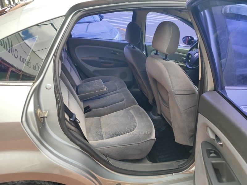 FIAT LINEA 1.9 MPI HLX 16V AUTOMATIZADO 2010/2010 HUBNER MULTIMARCAS FARROUPILHA / Carros no Vale
