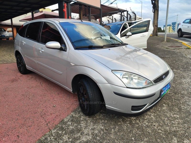 FORD FOCUS 2.0 GLX 16V 2005/2005 HUBNER MULTIMARCAS FARROUPILHA / Carros no Vale