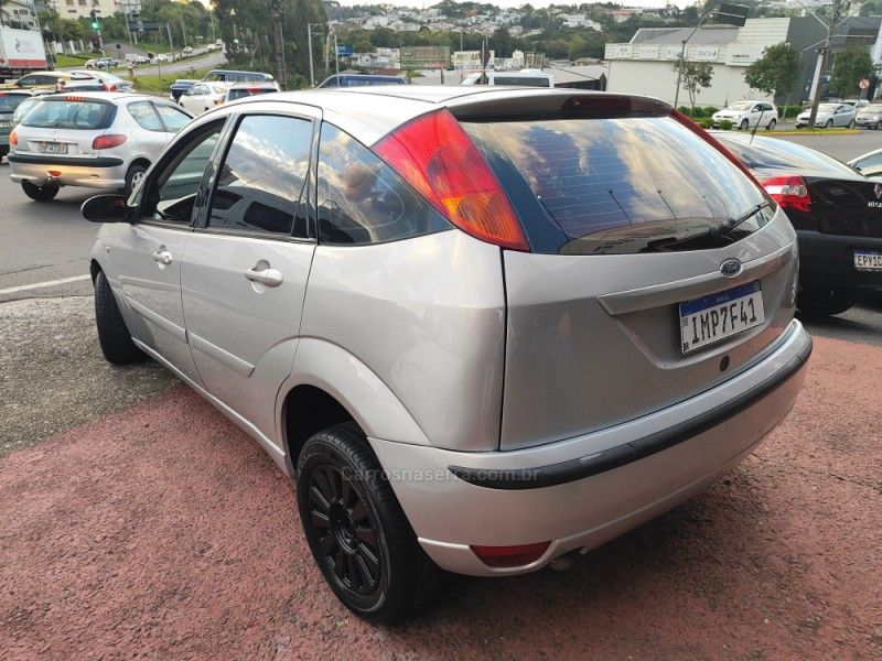 FORD FOCUS 2.0 GLX 16V 2005/2005 HUBNER MULTIMARCAS FARROUPILHA / Carros no Vale