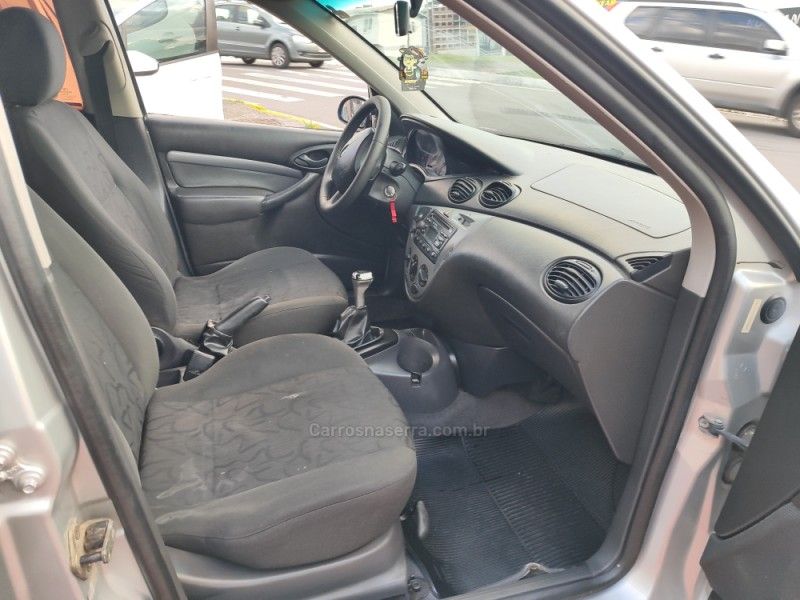 FORD FOCUS 2.0 GLX 16V 2005/2005 HUBNER MULTIMARCAS FARROUPILHA / Carros no Vale