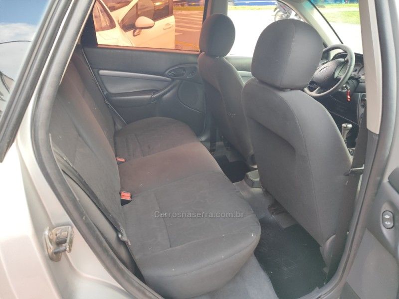 FORD FOCUS 2.0 GLX 16V 2005/2005 HUBNER MULTIMARCAS FARROUPILHA / Carros no Vale