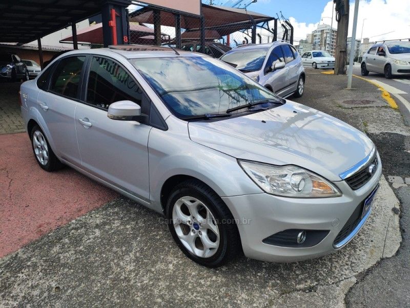 FORD FOCUS 2.0 TITANIUM SEDAN 16V 2012/2012 HUBNER MULTIMARCAS FARROUPILHA / Carros no Vale