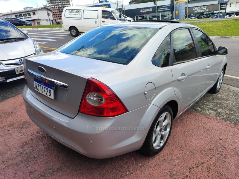 FORD FOCUS 2.0 TITANIUM SEDAN 16V 2012/2012 HUBNER MULTIMARCAS FARROUPILHA / Carros no Vale