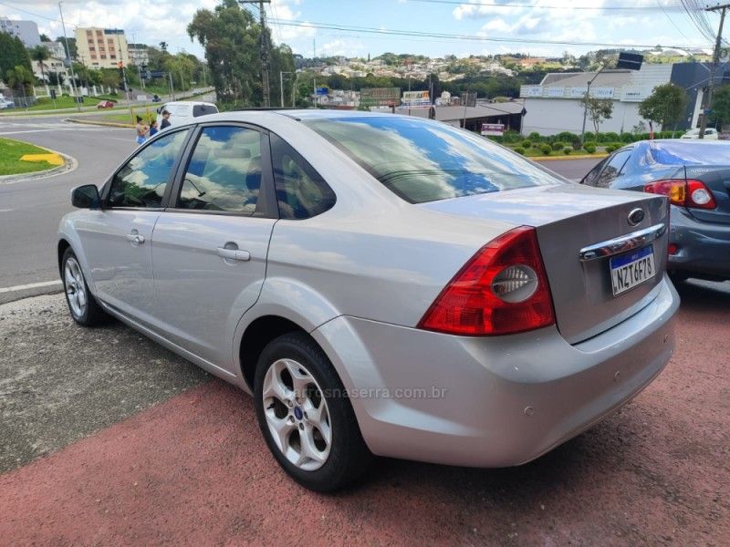 FORD FOCUS 2.0 TITANIUM SEDAN 16V 2012/2012 HUBNER MULTIMARCAS FARROUPILHA / Carros no Vale