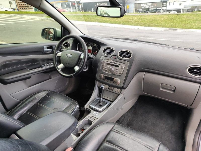 FORD FOCUS 2.0 TITANIUM SEDAN 16V 2012/2012 HUBNER MULTIMARCAS FARROUPILHA / Carros no Vale