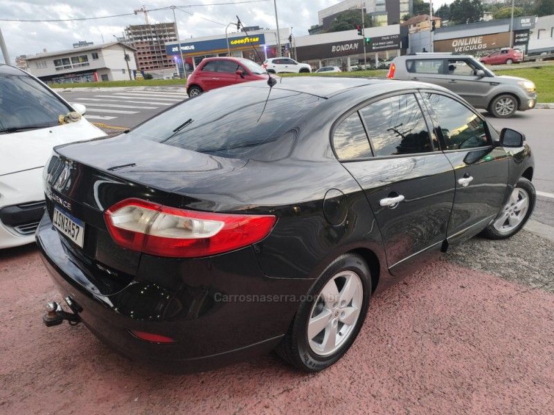 RENAULT FLUENCE 2.0 DYNAMIQUE PLUS 16V 2011/2012 HUBNER MULTIMARCAS FARROUPILHA / Carros no Vale