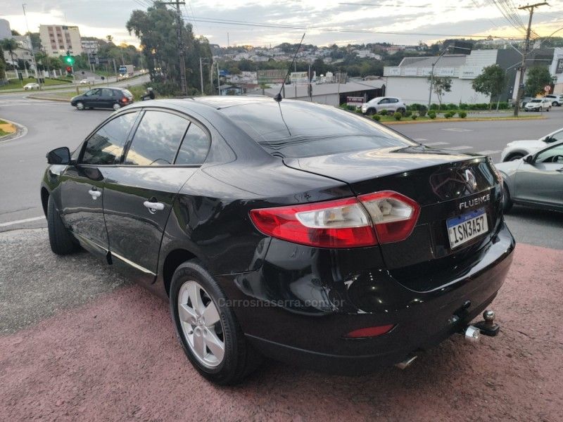 RENAULT FLUENCE 2.0 DYNAMIQUE PLUS 16V 2011/2012 HUBNER MULTIMARCAS FARROUPILHA / Carros no Vale