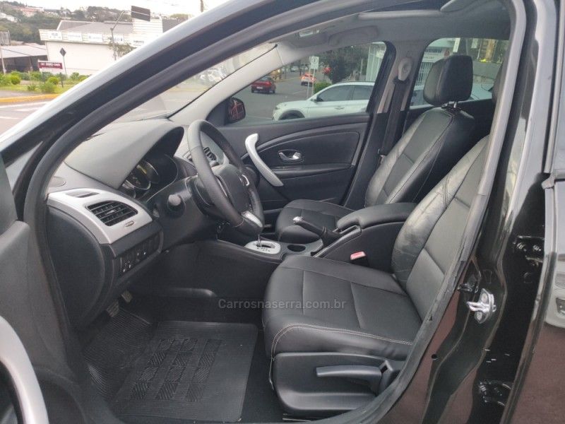 RENAULT FLUENCE 2.0 DYNAMIQUE PLUS 16V 2011/2012 HUBNER MULTIMARCAS FARROUPILHA / Carros no Vale