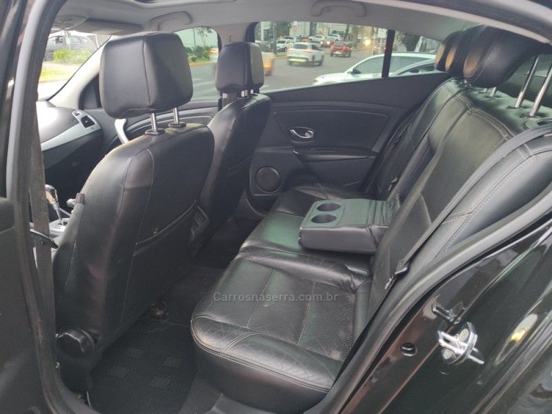 RENAULT FLUENCE 2.0 DYNAMIQUE PLUS 16V 2011/2012 HUBNER MULTIMARCAS FARROUPILHA / Carros no Vale