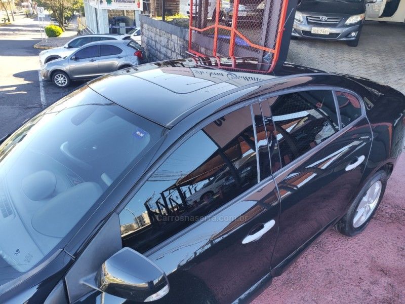 RENAULT FLUENCE 2.0 DYNAMIQUE PLUS 16V 2011/2012 HUBNER MULTIMARCAS FARROUPILHA / Carros no Vale