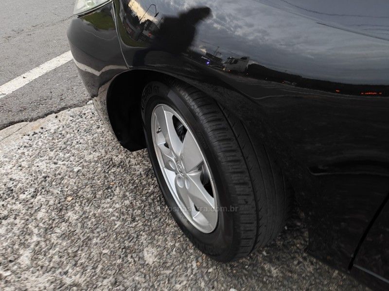 RENAULT FLUENCE 2.0 DYNAMIQUE PLUS 16V 2011/2012 HUBNER MULTIMARCAS FARROUPILHA / Carros no Vale