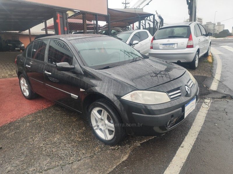 RENAULT MÉGANE 1.6 EXPRESSION 16V 2010/2011 HUBNER MULTIMARCAS FARROUPILHA / Carros no Vale