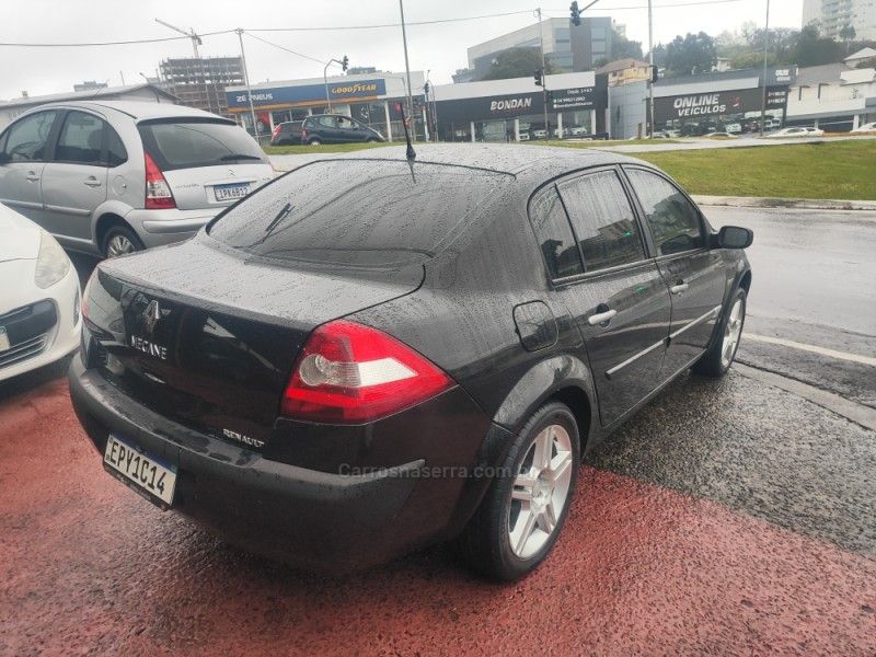 RENAULT MÉGANE 1.6 EXPRESSION 16V 2010/2011 HUBNER MULTIMARCAS FARROUPILHA / Carros no Vale