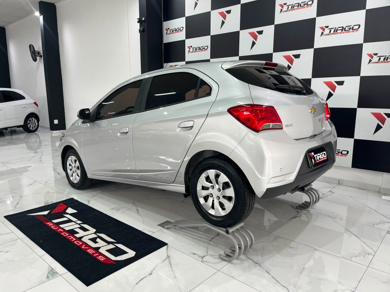 CHEVROLET ONIX HATCH LT 1.0 8V FLEXPOWER 5P MEC. 2019/2019 TIAGO AUTOMÓVEIS VENÂNCIO AIRES / Carros no Vale