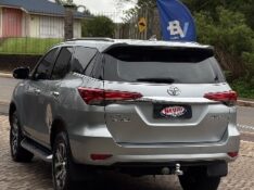 TOYOTA HILUX SW4 2.8 SRX 7 LUGARES 16V /2016 NEURI VEÍCULOS LAJEADO / Carros no Vale