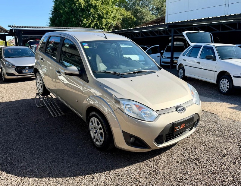 FORD FIESTA SE 1.0 8V FLEX 5P /2014 AR MULTIMARCAS VENÂNCIO AIRES / Carros no Vale