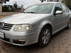 VOLKSWAGEN BORA 2.0 MI 8V FLEX 4P AUTOMÁTICO 2008/2009 COMPLETO VEÍCULOS GUAPORÉ / Carros no Vale