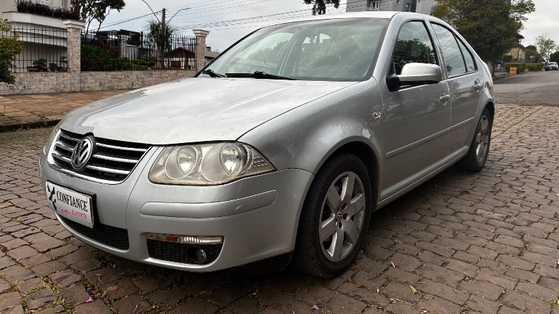 VOLKSWAGEN BORA 2.0 MI 8V FLEX 4P AUTOMÁTICO 2008/2009 COMPLETO VEÍCULOS GUAPORÉ / Carros no Vale