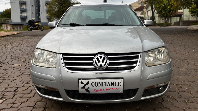 VOLKSWAGEN BORA 2.0 MI 8V FLEX 4P AUTOMÁTICO 2008/2009 COMPLETO VEÍCULOS GUAPORÉ / Carros no Vale