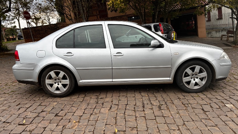 VOLKSWAGEN BORA 2.0 MI 8V FLEX 4P AUTOMÁTICO 2008/2009 COMPLETO VEÍCULOS GUAPORÉ / Carros no Vale