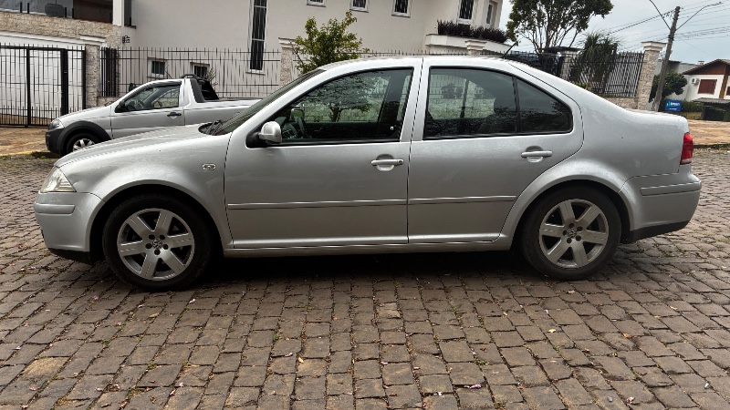 VOLKSWAGEN BORA 2.0 MI 8V FLEX 4P AUTOMÁTICO 2008/2009 COMPLETO VEÍCULOS GUAPORÉ / Carros no Vale