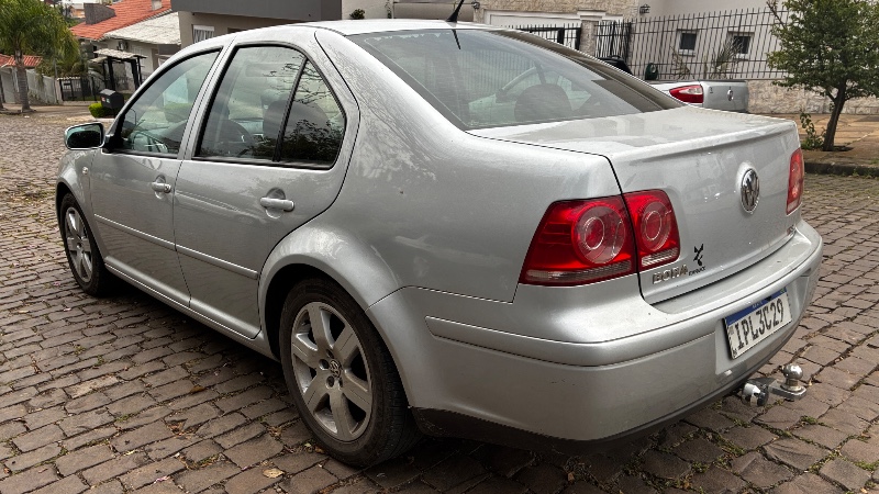 VOLKSWAGEN BORA 2.0 MI 8V FLEX 4P AUTOMÁTICO 2008/2009 COMPLETO VEÍCULOS GUAPORÉ / Carros no Vale