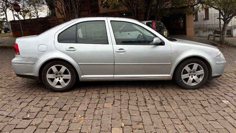 VOLKSWAGEN BORA 2.0 MI 8V FLEX 4P AUTOMÁTICO 2008/2009 COMPLETO VEÍCULOS GUAPORÉ / Carros no Vale