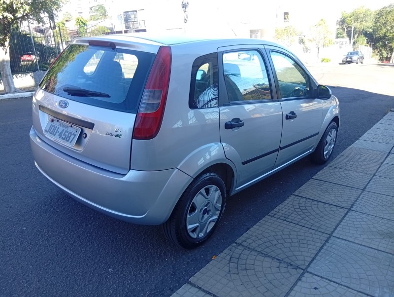FORD FIESTA 1.6 FLEX 2005/2006 ALTERNATIVA VEÍCULOS LAJEADO / Carros no Vale