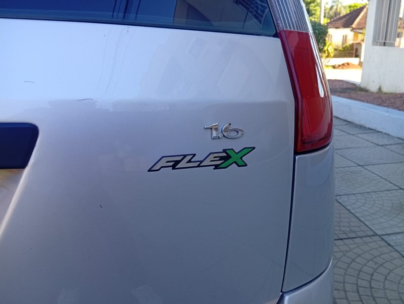 FORD FIESTA 1.6 FLEX 2005/2006 ALTERNATIVA VEÍCULOS LAJEADO / Carros no Vale