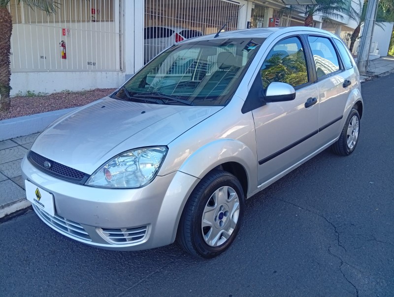 FORD FIESTA 1.6 FLEX 2005/2006 ALTERNATIVA VEÍCULOS LAJEADO / Carros no Vale