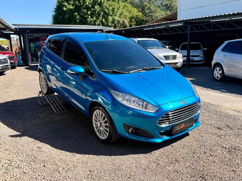 FORD NEW FIESTA FIESTA 1.6 TITANIUM PLUS HATCH 16V FLEX 4P AUTOMÁTICO /2017 AR MULTIMARCAS VENÂNCIO AIRES / Carros no Vale