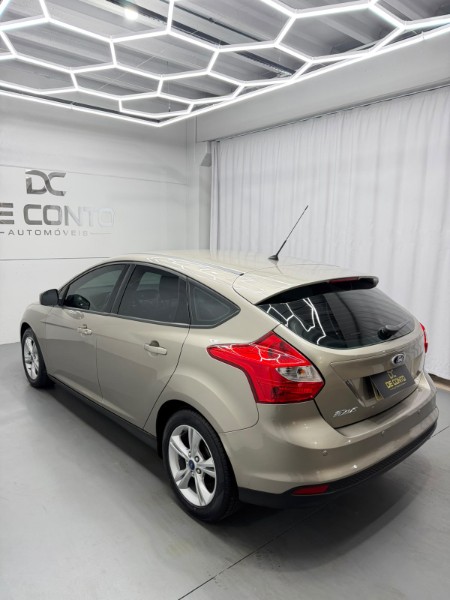 FORD FOCUS /2015 DE CONTO AUTOMÓVEIS SARANDI / Carros no Vale