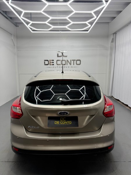 FORD FOCUS /2015 DE CONTO AUTOMÓVEIS SARANDI / Carros no Vale