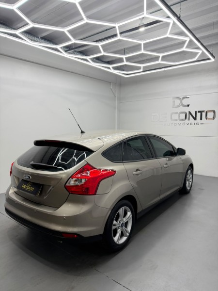 FORD FOCUS /2015 DE CONTO AUTOMÓVEIS SARANDI / Carros no Vale