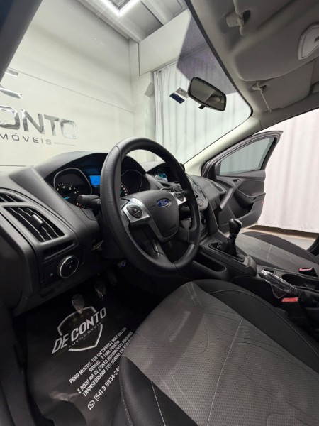 FORD FOCUS /2015 DE CONTO AUTOMÓVEIS SARANDI / Carros no Vale