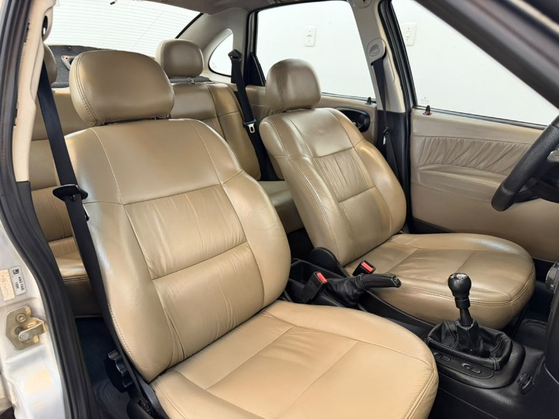 CHEVROLET VECTRA 2.2 GLS 8V 2000/2000 LUCAS AUTOMÓVEIS BOM RETIRO DO SUL / Carros no Vale